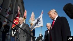 El presidente Donald Trump, junto al secretario de Defensa Jim Mattis, izquierda, y el vicepresidente Mike Pence, en el Pentágono. Enero 18, de 2018.