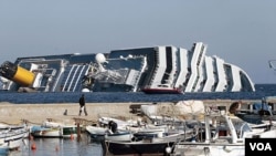 Kapal pesiar mewah Italia 'Costa Concordia' kandas beberapa ratus meter di lepas pantai Goglio, Tuscany, hari Jumat malam (13/1).