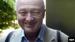 Membre Parti travailliste britannique, l’ancien maire de Londres Ken Livingstone arrive au siège du parti à Londres, la Grande-Bretagne, 13 mai 2015. epa/ FACUNDO ARRIZABALAGA