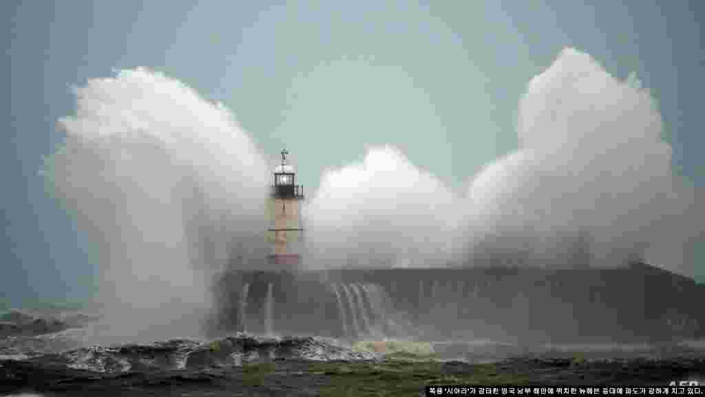 영국 남부 뉴헤븐 등대 주변 해안에서 폭풍 &#39;시애라(Ciara)&#39;의 영향으로 강한 파도가 치고 있다.