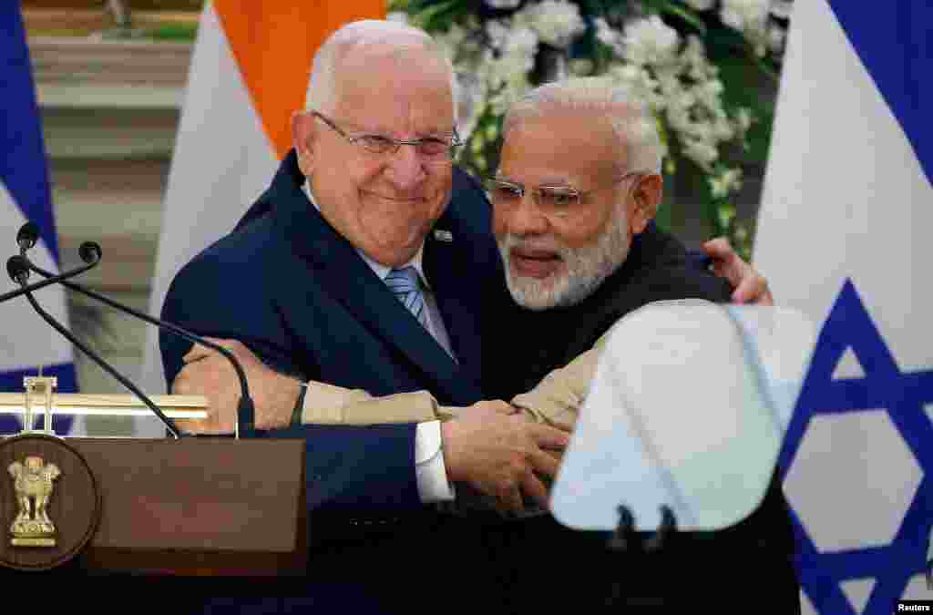 رووین ریولین، رئیس جمهوری اسرائیل، و نارندرا مودی، نخست وزیر هند، بعد از کنفرانس مطبوعاتی مشترکشان در دهلی&zwnj; نو یکدیگر را بغل کردند.
