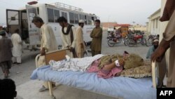 Rođaci prebacuju povređene u zemljotresu u ambulantna kola u Avaranu, na severozapadu Pakistana