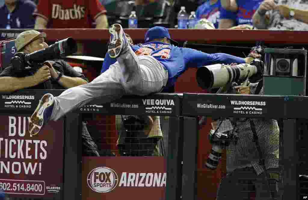 Chicago Cubs&#39; Anthony Rizzo makes a diving catch into the photo well on a foul ball hit by Arizona Diamondbacks&#39; Aaron Hill during the sixth inning of a baseball game in Phoenix, Arizona, USA, July 20, 2014.