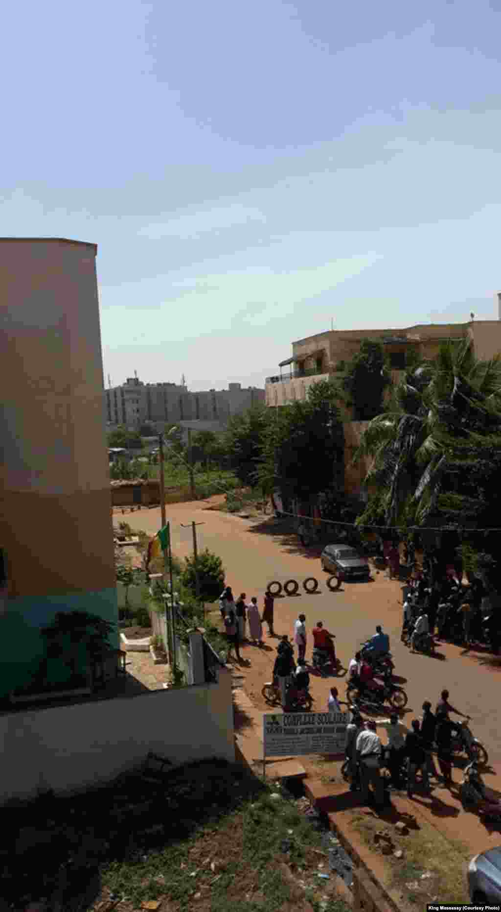 Uma rua junto ao hotel que foi tomado de assalto pelos extremistas islâmicos na manhã desta Sexta-feira, 20 de Novembro. Bamako, Mali. Foto: King Massassy