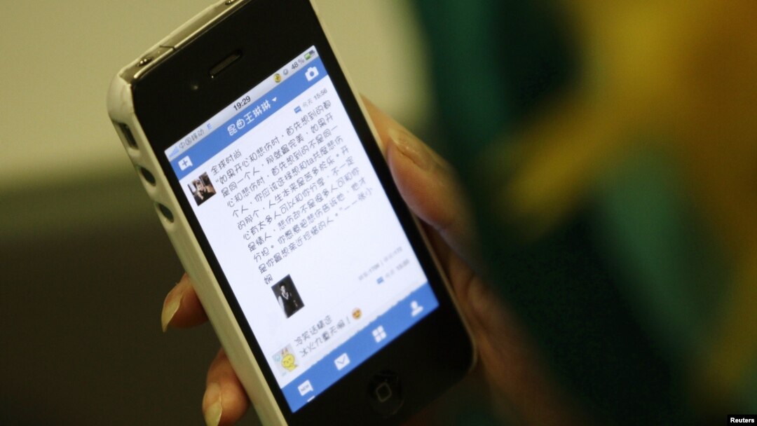 Seorang pengguna iPhone di Beijing (foto: dok). Fitur aplikasi iPhone diduga membantu pengguna mencari pekerja seks di Tiongkok. 