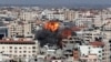 Plamen i dim uzdižu se tokom izraelskog vazdušnog napada, tokom izraelsko-palestinskog sukoba, u gradu Gazi, 14. maja 2021.