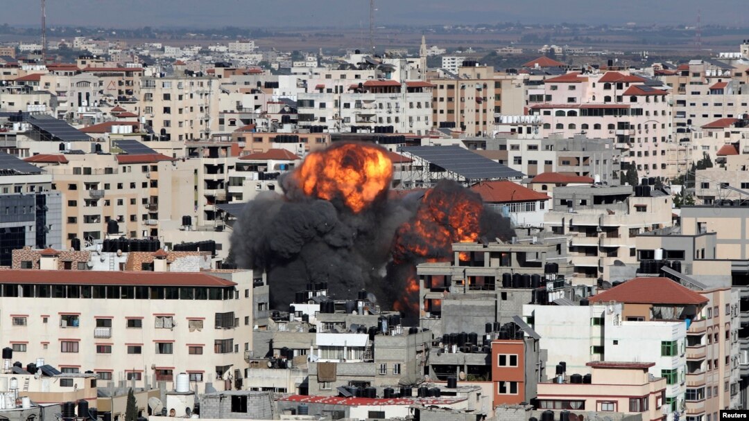 Plamen i dim uzdižu se tokom izraelskog vazdušnog napada, tokom izraelsko-palestinskog sukoba, u gradu Gazi, 14. maja 2021.