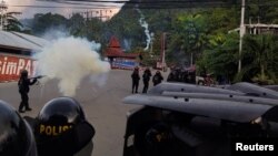 Polisi anti hura-hara menembakkan gas air mata untuk membubarkan demonstrasi di Jayapura, Papua hari Kamis (29/8). 