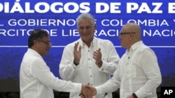 ARCHIVO - El presidente de Cuba, Miguel Díaz-Canel, aplaude mientras el presidente de Colombia, Gustavo Petro, a la izquierda, y el comandante del ELN, Antonio García, se dan la mano durante la firma de un acuerdo de alto el fuego bilateral en Cuba, 9 de junio de 2023.