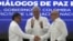 ARCHIVO - El presidente de Cuba, Miguel Díaz-Canel, aplaude mientras el presidente de Colombia, Gustavo Petro, a la izquierda, y el comandante del ELN, Antonio García, se dan la mano durante la firma de un acuerdo de alto el fuego bilateral en Cuba, 9 de junio de 2023.