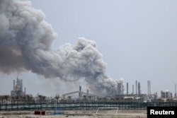 دود ناشی از حمله پهپادی به پایشگاه باپکو در ستره بحرین