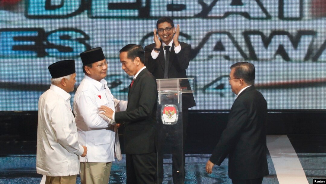 Kandidat Capres-Cawapres Prabowo Subianto-Hatta Rajasa (kiri) menyalami Joko Widodo-Jusuf Kalla sebelum acara debat di Jakarta, Senin (9/6).