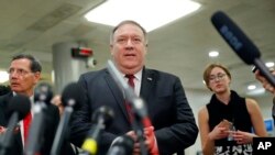 Sekretè Deta Mike Pompeo kap pale ak laprès apre rankont pòt fèmen ak senatè ameriken yo sou dosye asasinay jounalis Jamal Khashoggi a. 