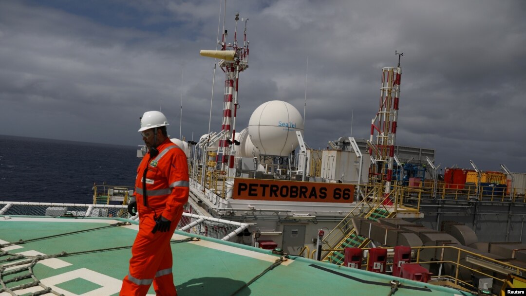 Seorang pekerja berjalan di heliport anjungan produksi minyak Petrobras P-66 milik Brazil di lepas pantai cekungan Santos di Rio de Janeiro, Brazil, 5 September 2018.