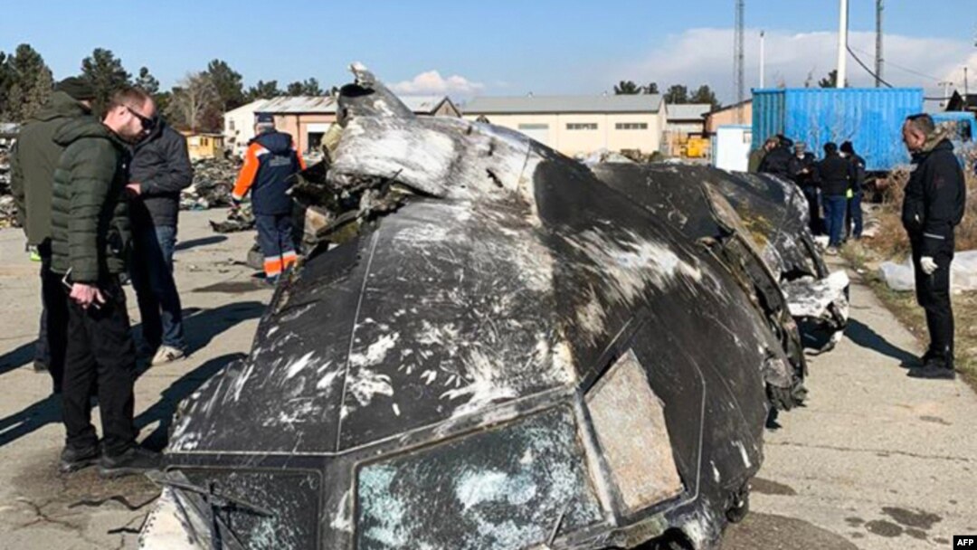 Kepingan pesawat Boeing 737-800 yang jatuh di luar ibukota Teheran, Iran, 8 Januari 2020. (Foto: STR/ Dewan Keamanan dan Pertahanan Nasional Ukraina/AFP).