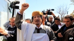 Le leader libyen Mouammar Kadhafi s’offre un bain de foule avant de faire un discours à Tripoli, tentant à désamorcer les tensions après plus de 10 jours de manifestations en Libye.