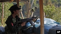 ကချင်လွတ်မြောက်ရေးတပ် ကေအိုင်အေ ကချင်တပ်သားတစ်ဦးကို ရှေ့ တန်းစစ်မျက်နှာတွင်တွေ့ရစဉ်။ (ယခင်မှတ်တမ်းဓာတ်ပုံ)