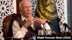  دغه څرګندونې دخارجه چارو په اړه دوزيراعظم نوازشريف مشاور سرتاج عزيز اسلام اباد کې دپاکستان او افغانستان دقانون سازانو، پخوانو چارواکو او مدني ټولنې دفعاله غړو ترمينځ غيرسرکاري غونډه کې کړي دي.