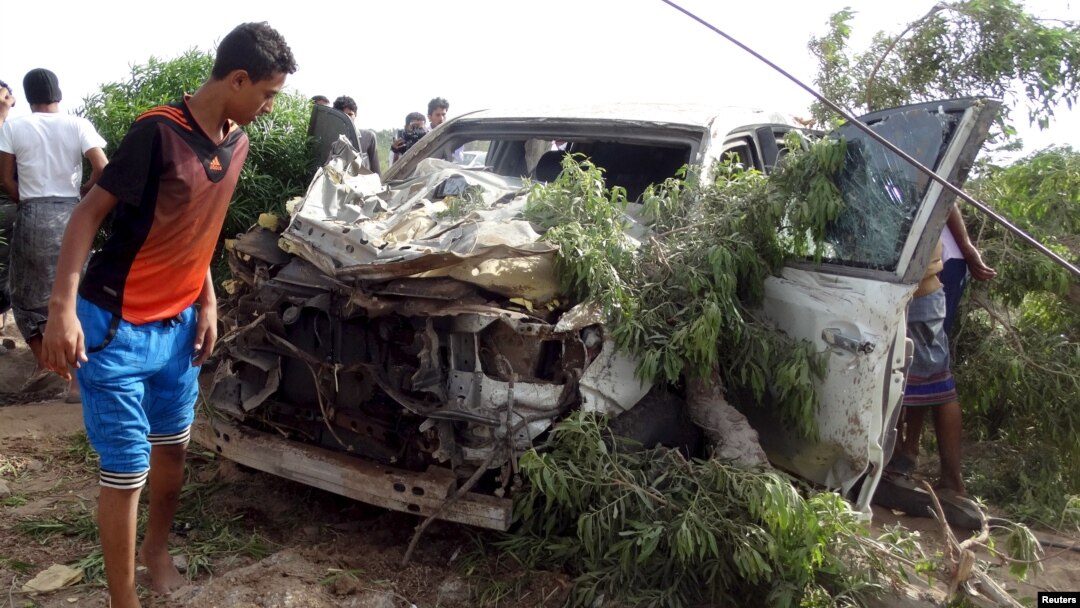 Warga memeriksa sebuah mobil yang rusak pasca ledakan bom mobil di kota Aden, Yaman selatan, Selasa (5/1).