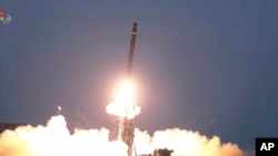 ARCHIVO - Esta imagen tomada de un video difundido por el KRT de Corea del Norte muestra lo que dice es un misil balístico que se lanza desde un lugar no revelado en Corea del Norte, el lunes 20 de febrero de 2023.