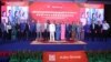រូបឯកសារ៖ លោកស្រី មែន សំអន និង​លោក សៅ សុខា ថត​ជុំគ្នា​ជាមួយ​លោក Broken Tooth ដែល​ស្ថិត​ក្នុង​សម្លៀកបំពាក់​ពណ៌ស ក្នុង​ពិធី​សម្ពោធ​សមាគម​ប្រវត្តិសាស្រ្ត​វប្បធម៌​ហុង​មិន​ពិភពលោក កាលពី​ឆ្នាំ២០១៨។ (រូបថត​ពី​ហ្វេសប៊ុក​លោកស្រី ម៉ែន សំអន)