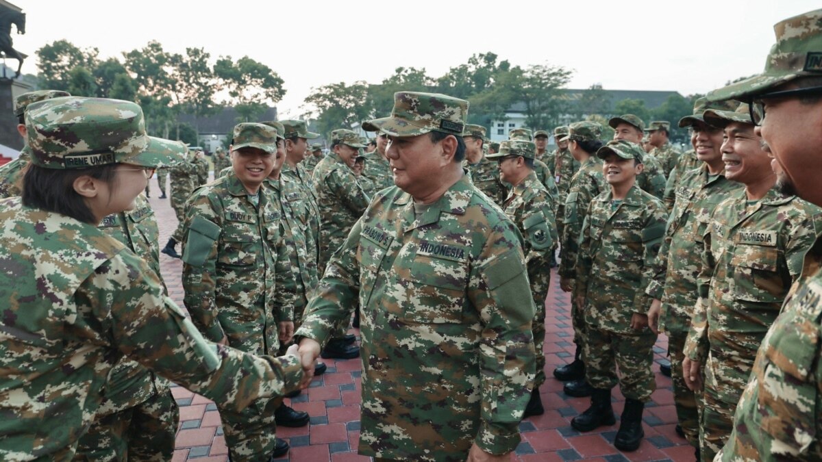 Indonesia's new president trains cabinet at military-style camp