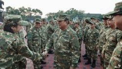 Presiden Prabowo Subianto berjabat tangan dengan seorang taruna saat berkunjung ke Akademi Militer di Magelang, Jawa Tengah, 25 Oktober 2024. (Mitra Media resmi Partai Gerindra/AFP)