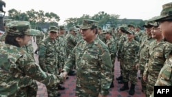 Presiden Prabowo Subianto berjabat tangan dengan seorang taruna saat berkunjung ke Akademi Militer di Magelang, Jawa Tengah, 25 Oktober 2024. (Mitra Media resmi Partai Gerindra/AFP)