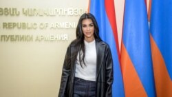 Bintang televisi AS Kim Kardashian berpose dengan bendera Armenia di gedung Pemerintah Armenia selama kunjungannya di Yerevan pada 9 Oktober 2019. (Foto: AFP/Karen Minasyan)