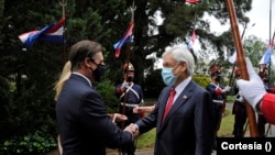 El presidente de Uruguay, Luis Lacalle Pou, (izq), recibe a su homólogo chileno, Sebastián Piñera (der), en Montevideo el 26 de septiembre de 2021. Foto cortesía de la Presidencia de Uruguay.