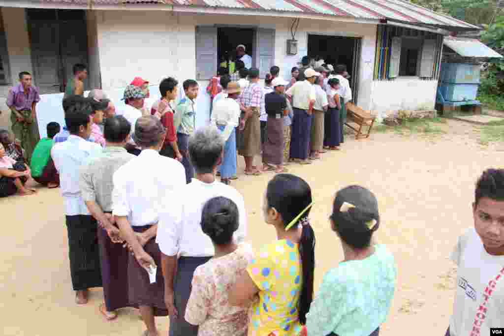 ကော့မှူး မဲဆန္ဒနယ်မြင်ကွင်း။ (ဓာတ်ပုံ ဗွီအိုအေ-မြန်မာ)