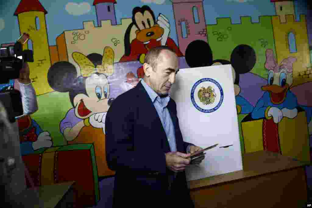 Former Armenian President Robert Kocharyan walks to cast his ballot during a parliamentary election in the Armenian capital of Yerevan May 6, 2012. Armenian voters headed to the polls on Sunday for a parliamentary election its leaders hope will bolster st