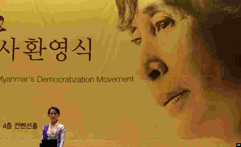 La líder opositora Aung San Suu Kyi posa para los medios después de recibir el Premio Gwangju de Derechos Humanos 2004 en Seúl, Corea del Sur.