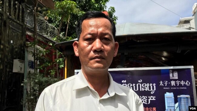 លោក ឃាន ហួន អ្នកបើកម៉ូតូកង់បីនៅរាជធានីភ្នំពេញ ផ្តល់សម្ភាសន៍ដល់ VOA នៅថ្ងៃទី៥ ខែសីហា ឆ្នាំ២០១៩។ (កាន់ វិច្ឆិកា/VOA Khmer)