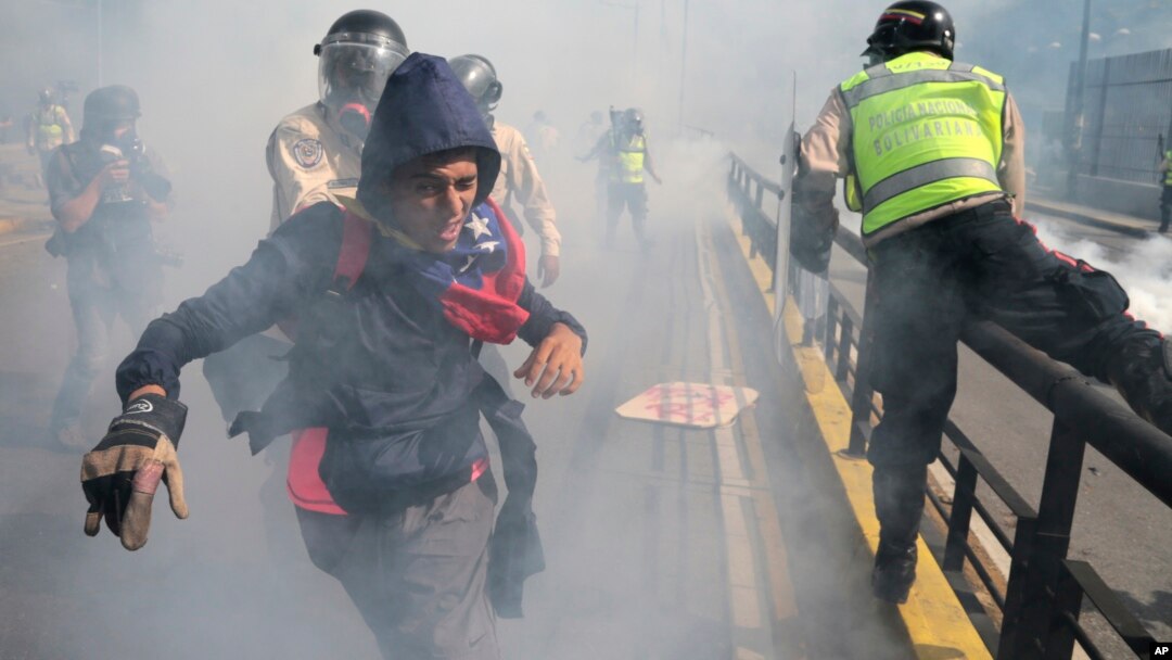 Maduro, acusó el domingo a manifestantes opositores de quemar a un joven por pensar que no pertenecía a sus filas, tras una nueva jornada de las protestas contra su gobierno.