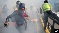 Maduro, acusó el domingo a manifestantes opositores de quemar a un joven por pensar que no pertenecía a sus filas, tras una nueva jornada de las protestas contra su gobierno.