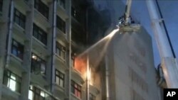 视频截图显示，在2018年8月13日星期一在台湾新北市的卫生和福利部台北医院发生火灾后，消防员救火。