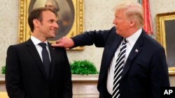 Le président Donald Trump et le président français Emmanuel Macron discutent dans le bureau ovale de la Maison Blanche à Washington, le 24 avril 2018.