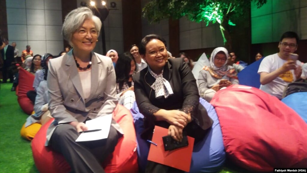 Menteri Luar Negeri Republik Indonesia, Retno Marsudi, bersama dengan Menteri Luar Negeri Korea Selatan, Kang Kyung-wha, bertemu dengan kaum milenial di Kementrian Luar Negeri Republik Indonesia, Senin (8/4) (foto: VOA/Fathiyah Wardah)