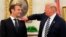 Президент Трамп демонстративно чистить костюм президентові Макрону в Білому Домі 24 квітня 2018