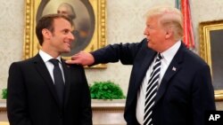 Le président Donald Trump et le président français Emmanuel Macron discutent dans le bureau ovale de la Maison Blanche à Washington, le 24 avril 2018.