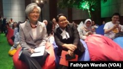 Menteri Luar Negeri Republik Indonesia, Retno Marsudi, bersama dengan Menteri Luar Negeri Korea Selatan, Kang Kyung-wha, bertemu dengan kaum milenial di Kementrian Luar Negeri Republik Indonesia, Senin (8/4) (foto: VOA/Fathiyah Wardah)