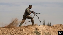 Seorang pejuang Syiah ikut bertempur memerangi pemberontak di pinggiran Damaskus, Suriah (foto: ilustrasi).