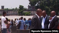 Des habitants de Brazzaville réunis lors la commémoration de l'anniverssaire de l'explosion dans la ville, le 4 mars 2013.