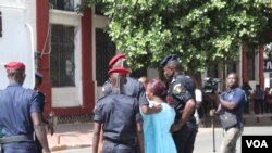 La police procède à l’arrestation d’un manifestant sur la place de l’Indépendance, à Dakar, Sénégal, 25 juillet 2017. (S. Christensen/VOA)