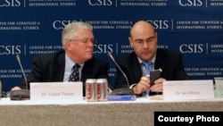 Giáo sư Carl Thayer (trái) tại Hội nghị Biển Ðông USCIS