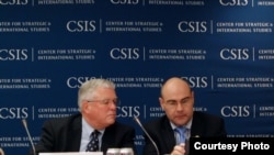 Giáo sư Carl Thayer (trái) tại Hội nghị về Biển Đông của USCIS