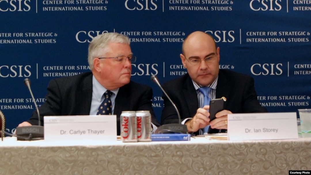 Ảnh tư liệu - Giáo sư Carl Thayer (trái) tại Hội nghị Biển Ðông USCIS.