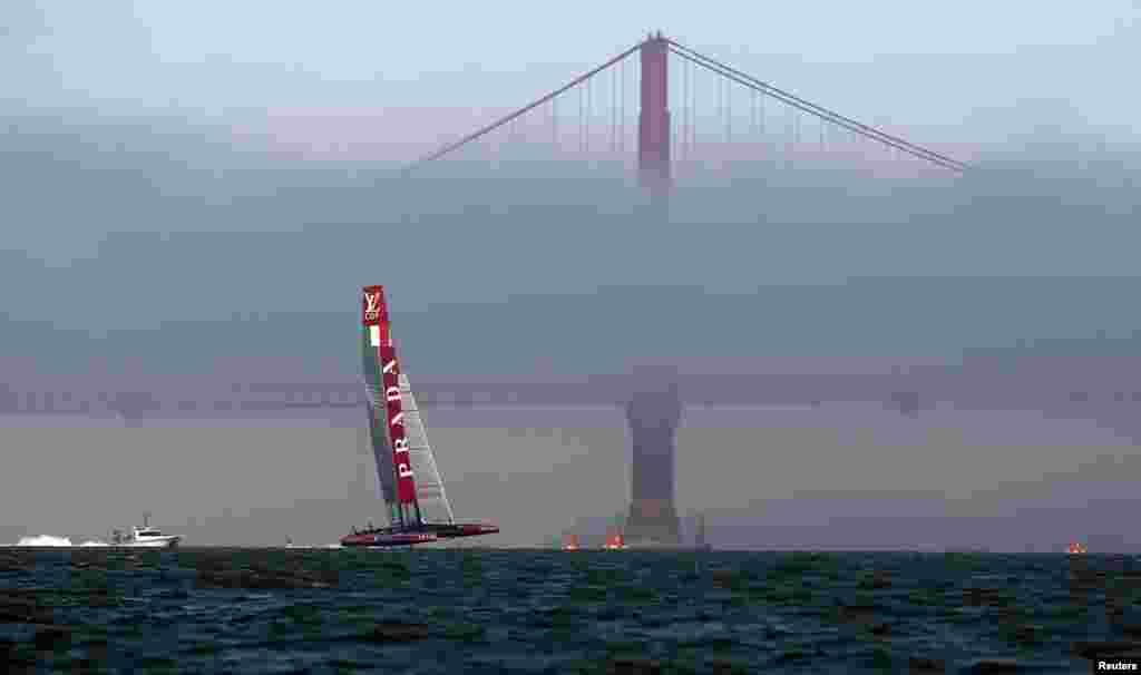 Luna Rossa Challenge sails near the Golden Gate Bridge before their race against Team Emirates New Zealand in the second race of their Louis Vuitton Cup challenger series yacht race in San Francisco, California, Aug. 18, 2013. 