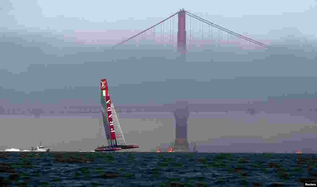 Thuyền buồm Luna Rossa Challenge tập dợt gần cầu Golden Gate trước cuộc đua giải Louis Vuitton ở San Francisco, California.